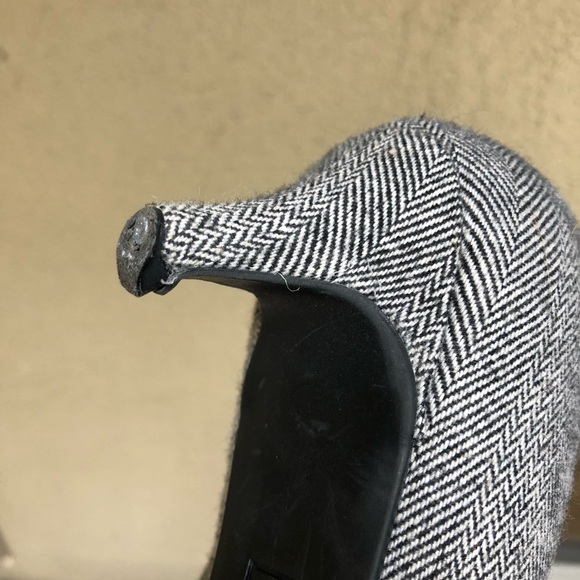 Black and grey heals - Picture 3 of 3